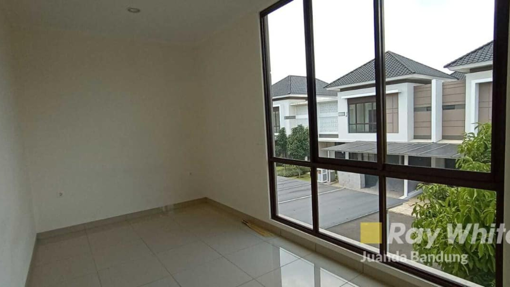 Langka! Rumah 2 Lantai Semifurnished terawat di Summrecon, Siap Huni!