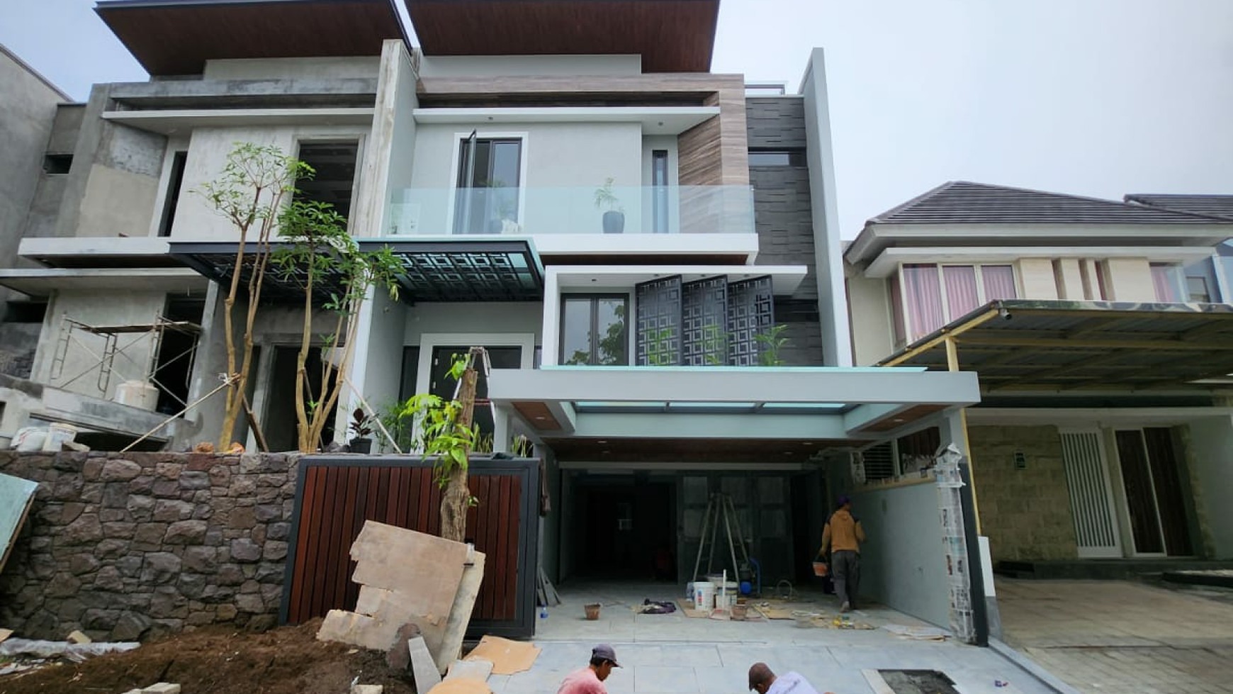 Rumah Baru Taman Puspa Raya Citraland - Mewah - SPESIAL Garasi Carport masuk 4 Mobil