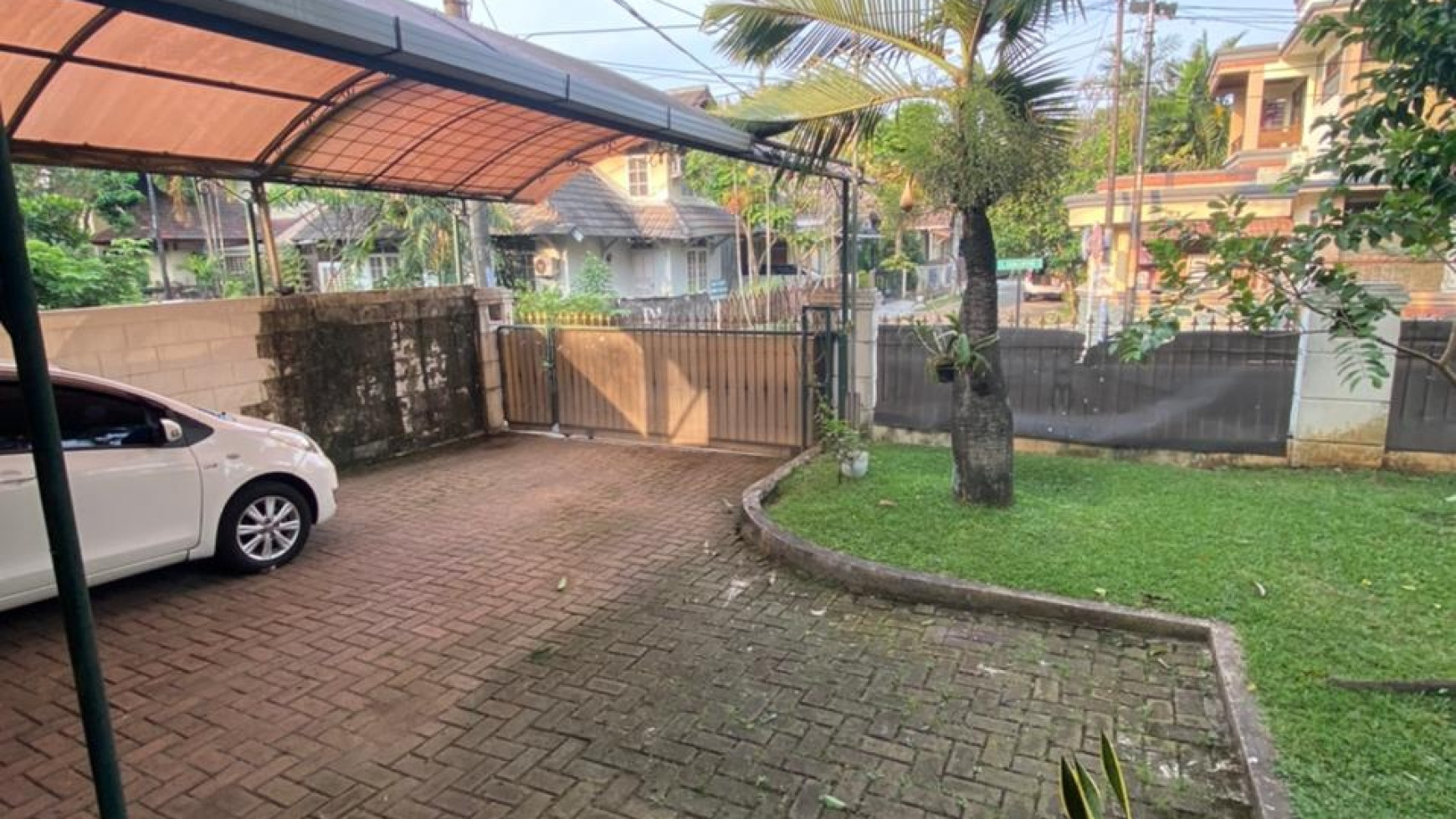 Dijual Rumah 2 Lantai di Cirendeu 