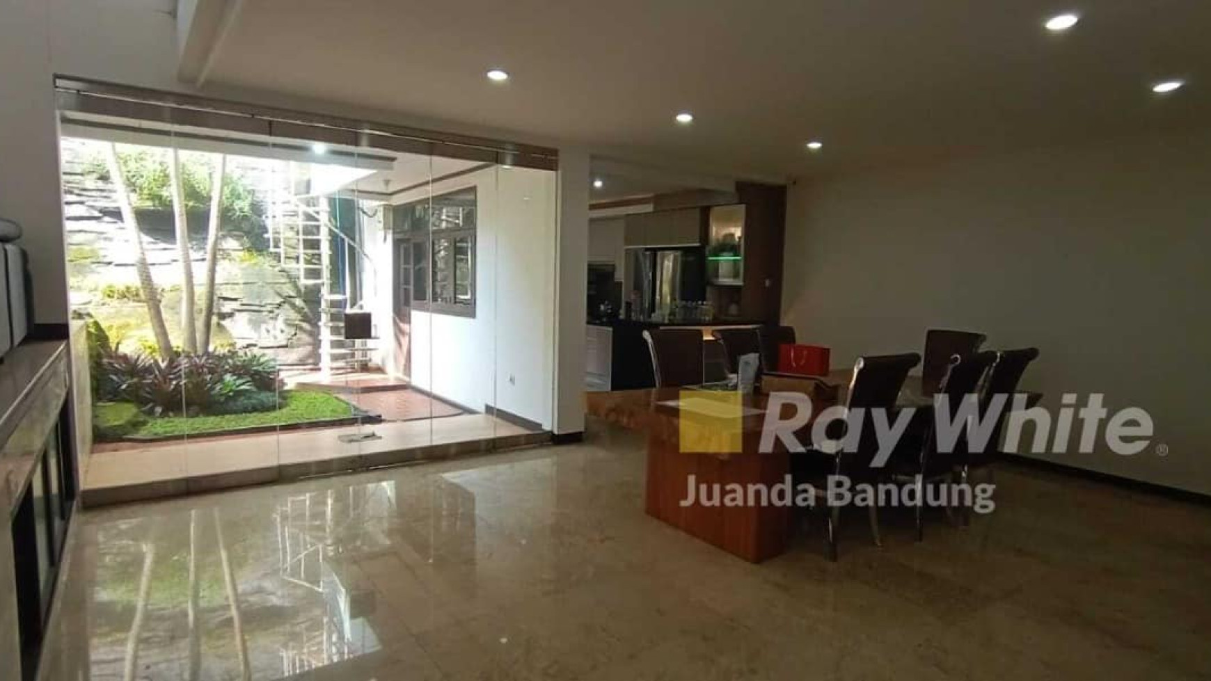 Langka Rumah 2 lantai Budisari baru renovasi, Setiabudi Bandung utara, Bagus!