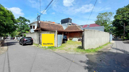 RUMAH TUA DI CILILIN, KEBAYORAN BARU, DI HOOK, HADAP TIMUR, DEKAT SCBD