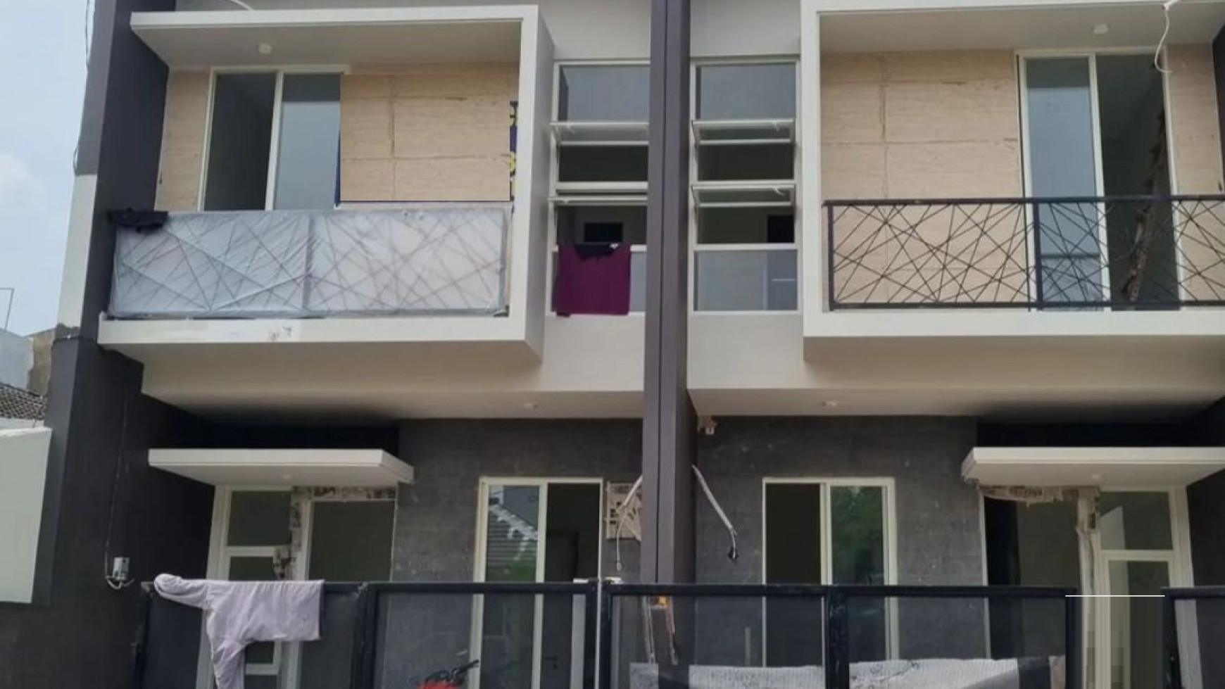 Dijual Rumah 2 lantai di Klampis Semolo Barat Surabaya