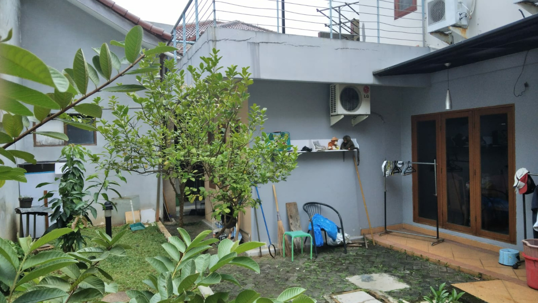 Rumah Halaman luas, 2 Lantai di Bintaro