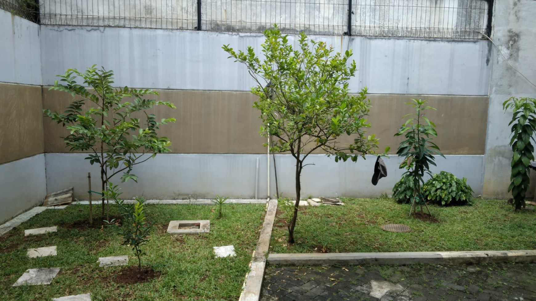 Rumah Halaman luas, 2 Lantai di Bintaro