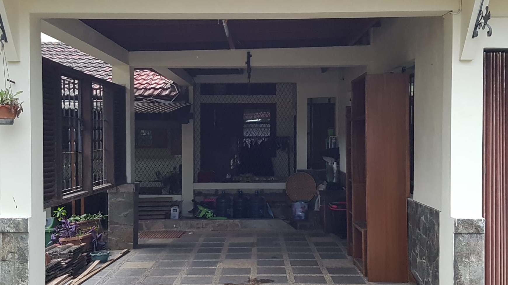 Rumah Asri Lokasi Strategis dengan Halaman Luas di Jl Damai Ujung, Pesanggrahan