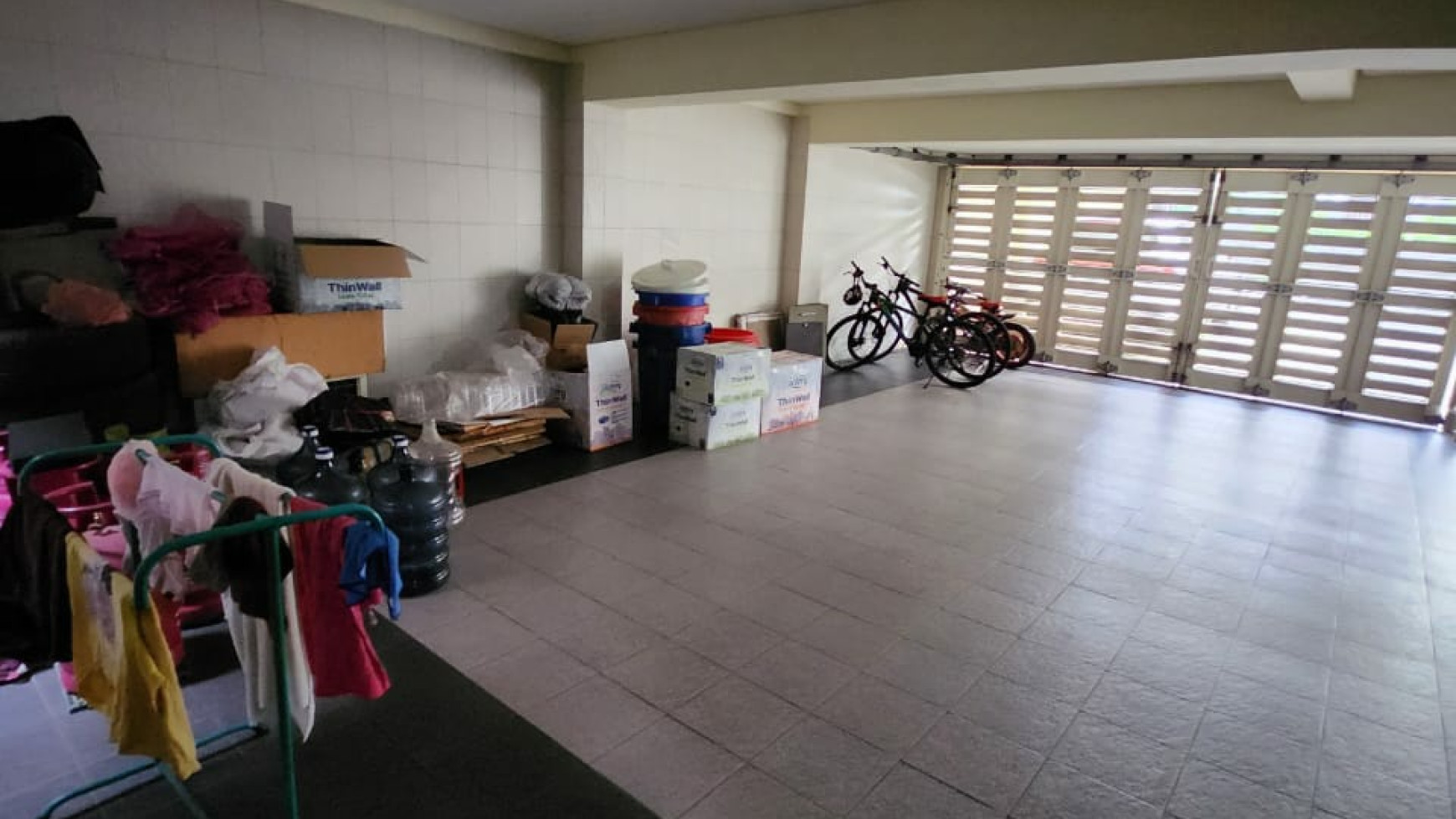 Dijual Rumah Graha Family + LIFT Orang SPESIAL Row Jalan Lebar 4 Mobil - Blok istimewa +Garasi Carport masuk 6 Mobil