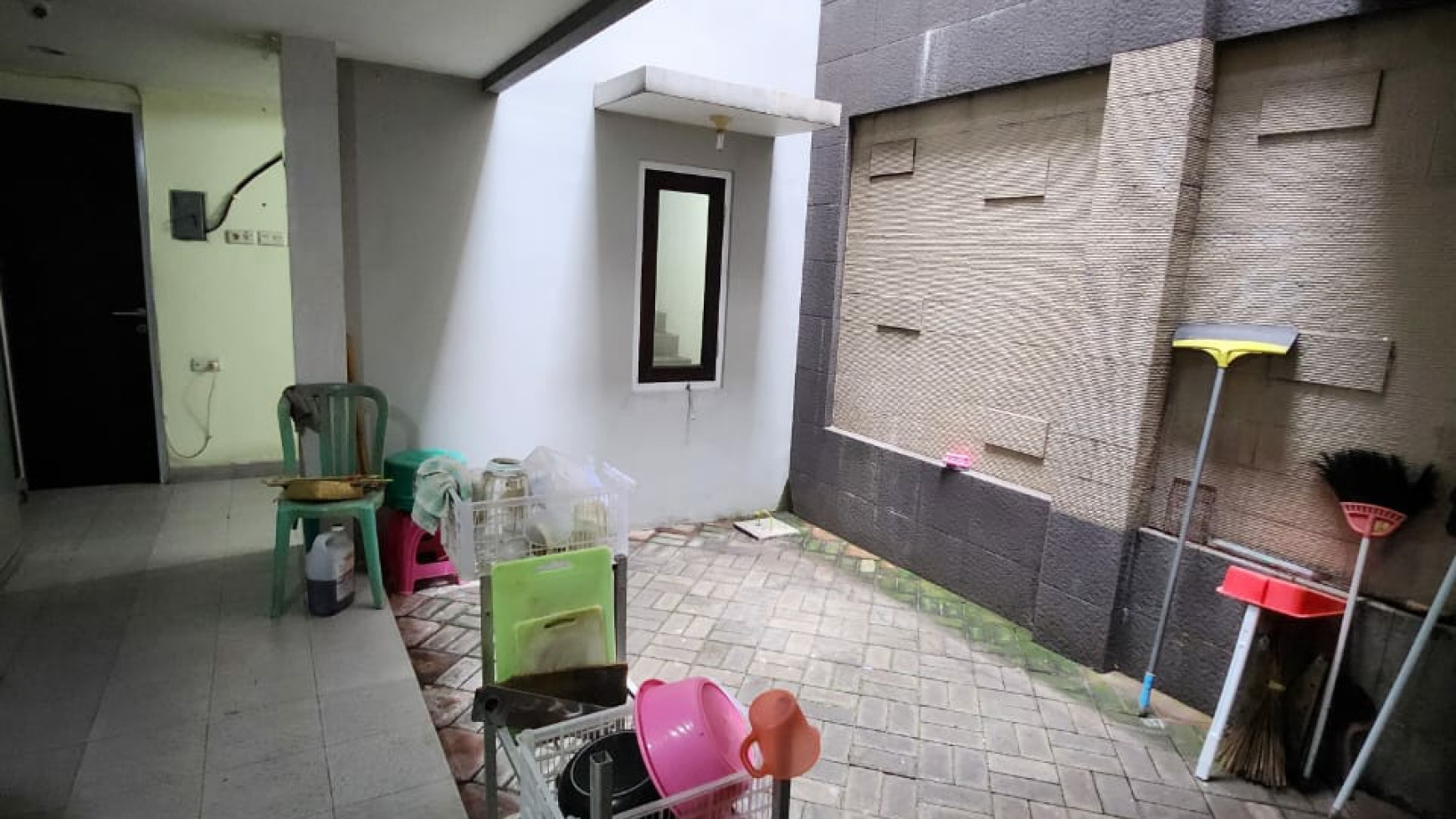 Dijual Rumah Graha Family + LIFT Orang SPESIAL Row Jalan Lebar 4 Mobil - Blok istimewa +Garasi Carport masuk 6 Mobil