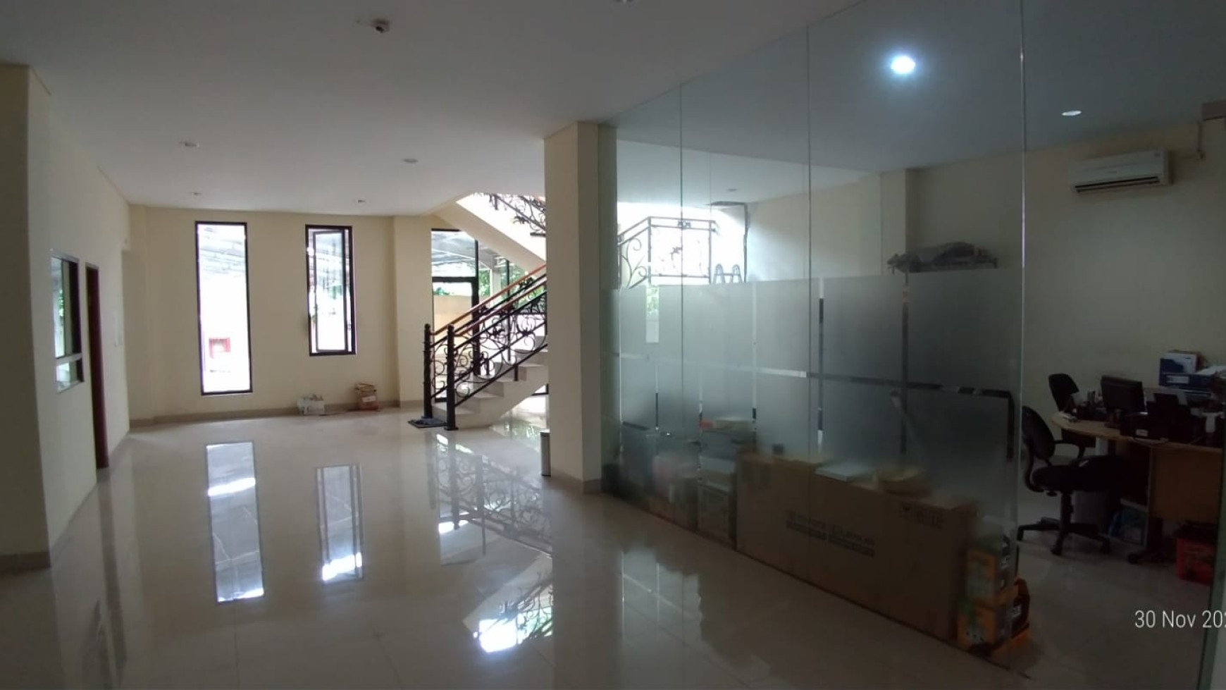 Gedung Kantor Dijual Dengan Parkir Luas di Jombang Bintaro