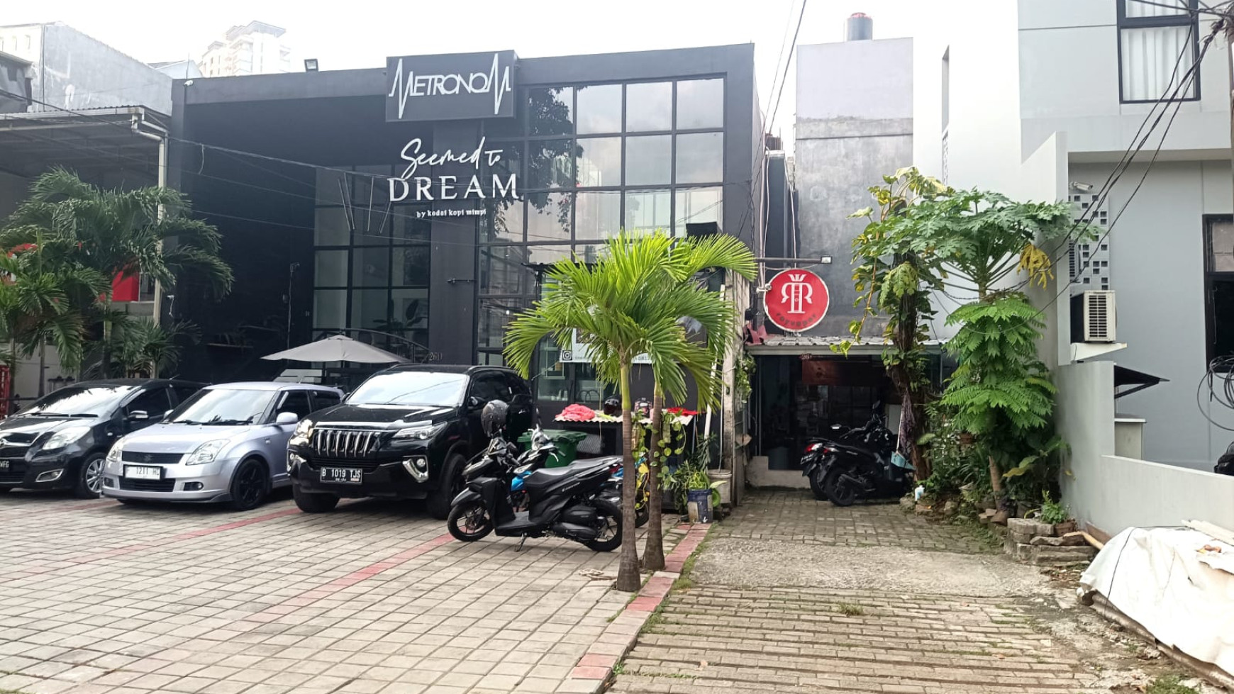 Rumah bentuk Tanah L di Kebayoran Baru - Jakarta Selatan.