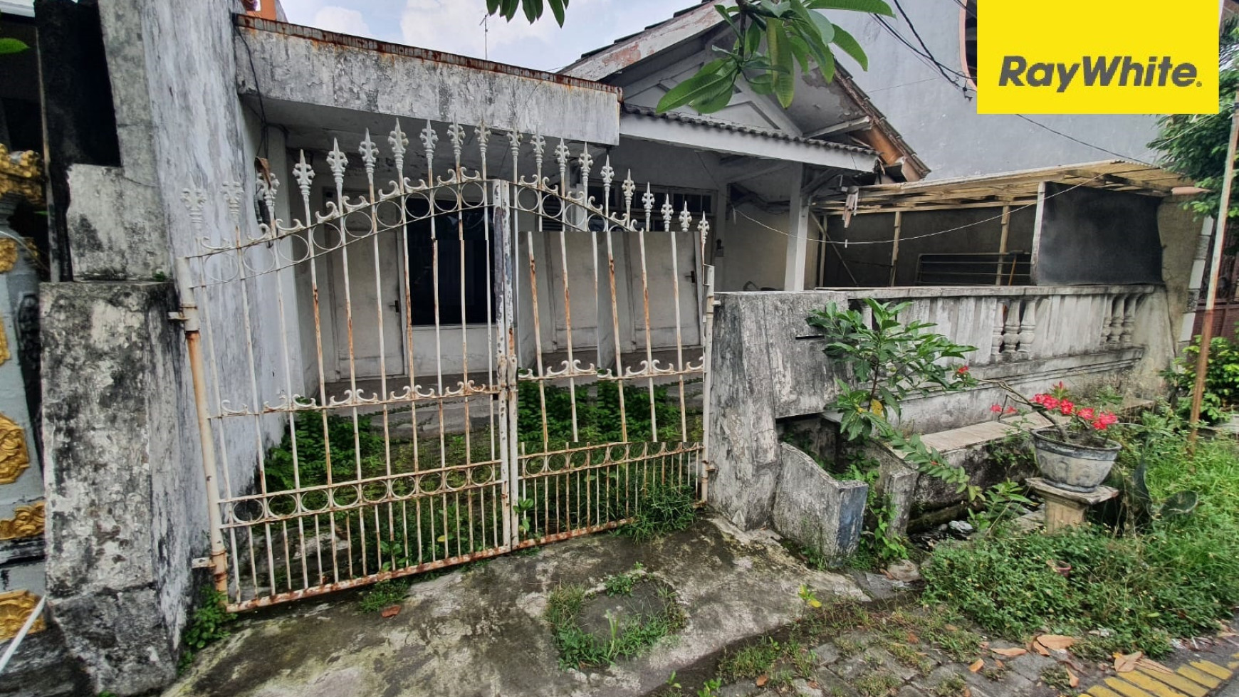 Dijual Rumah SHM di Griya Kebraon Selatan Surabaya