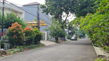 Rumah ada Taman,  Home Teater Semi Furnish Nempel Di Danau Asri Barat, Sunter Luas 15x27m2