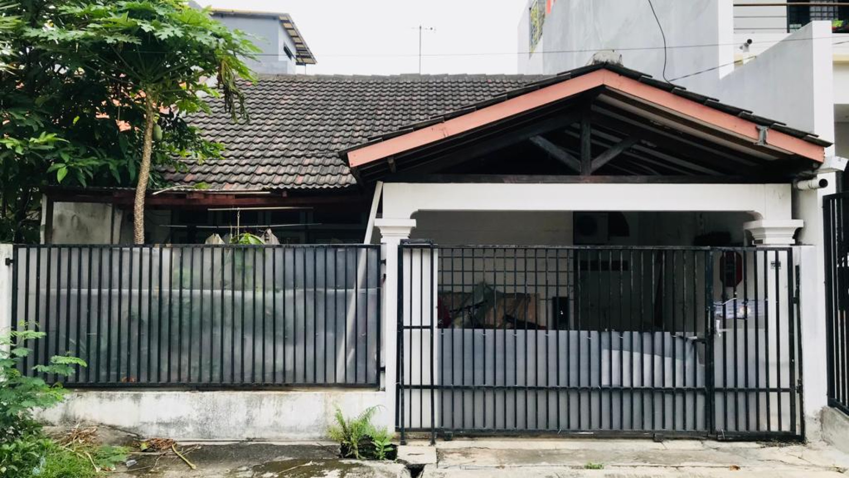 Rumah Dalam Kompleks Perumahan Kebun Jeruk- Jakarta Barat .