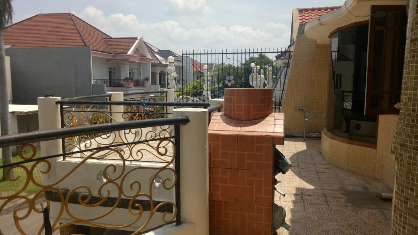 Dijual Rumah Pakuwon Indah Villa Bukit Indah Surabaya Barat plus Full Furnished + BBQ area - Row Jalan LUAS