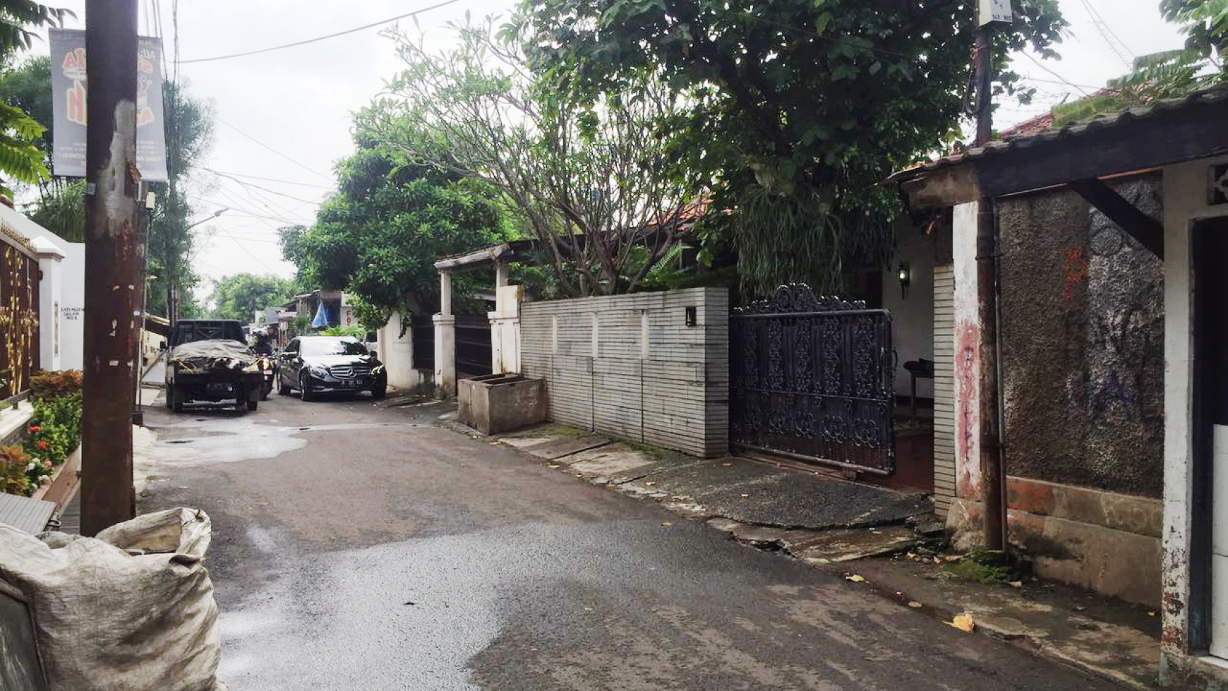 Di Jual Rumah lokasi strategis, bagus, nyaman dan aman daerah Pejaten - Jakarta Selatan