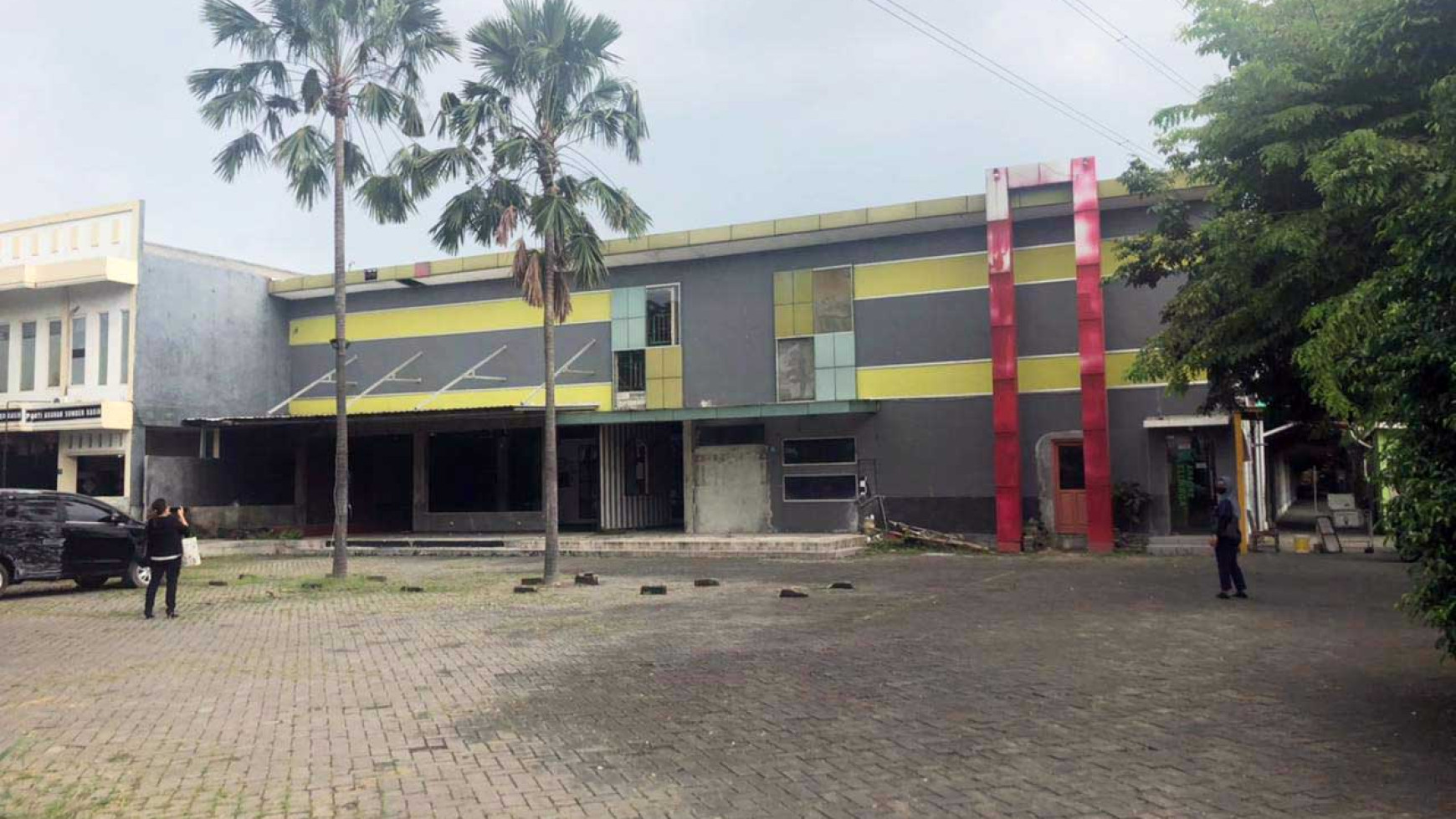 Gedung (ex.Sport Center) di Raya Menganti - Wiyung, Luas 7350 m2, Hitung tanah !!!