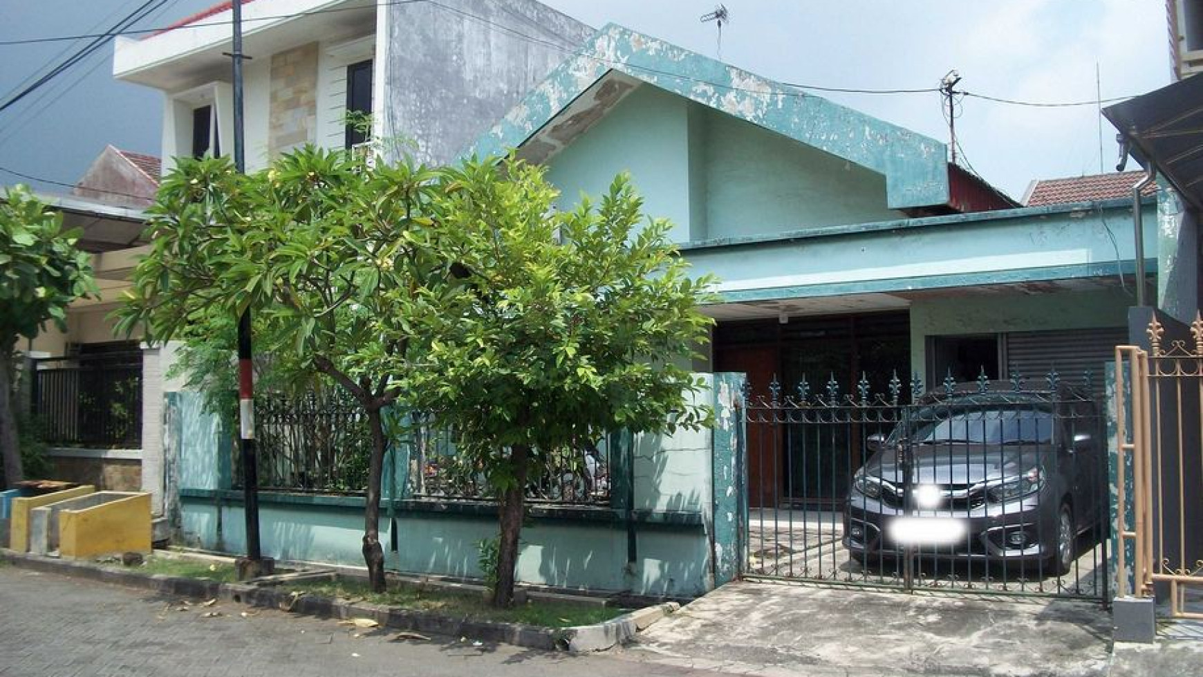 Rumah lama 1 lantai, di Perumahan Wisma Mukti  Jl. Klampis Anom Surabaya, Terawat, Bebas Banjir !!!