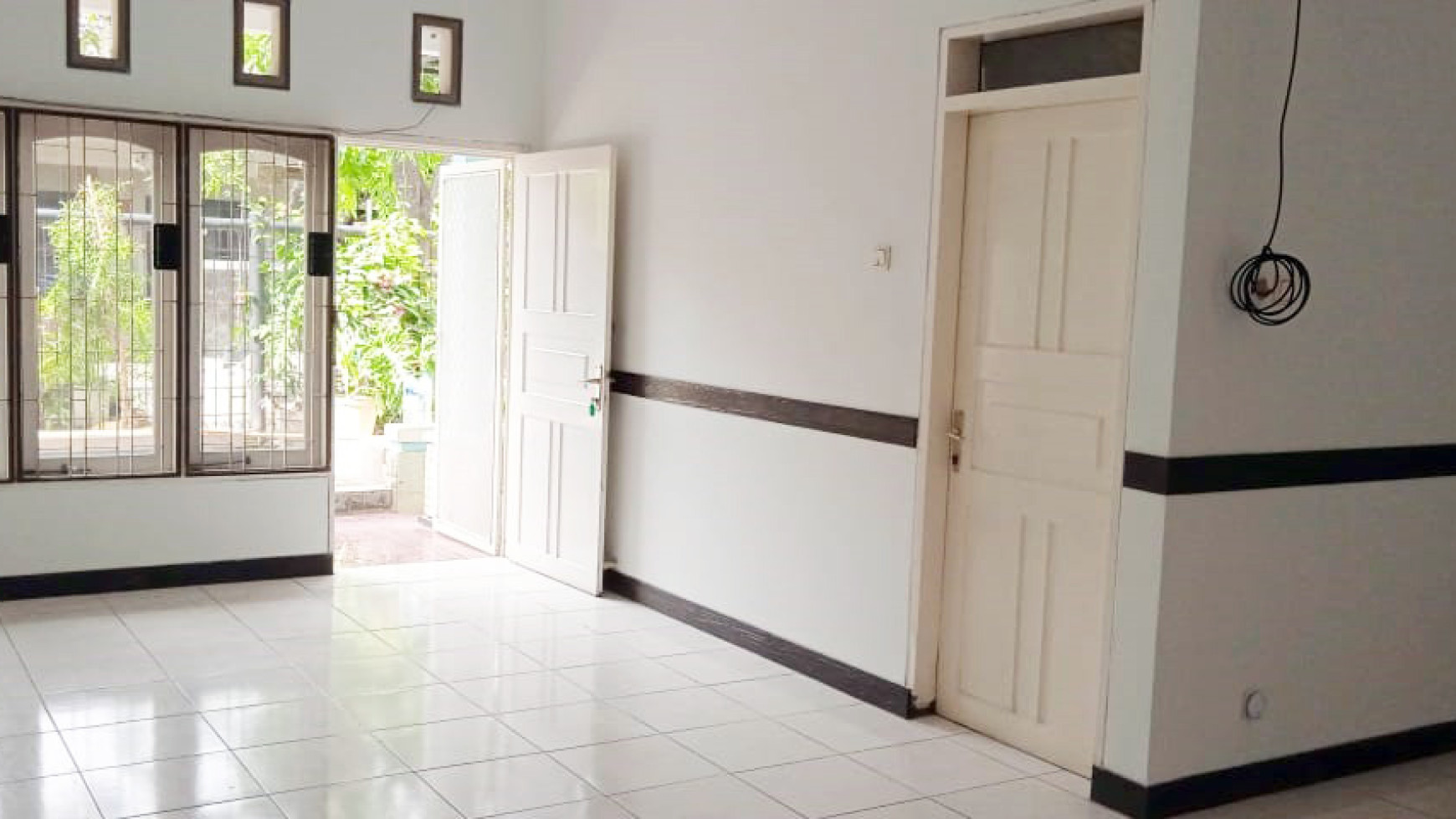 Rumah di Kutisari Indah Utara, Bagus + Terawat, Row Jalan Lebar, Siap Huni