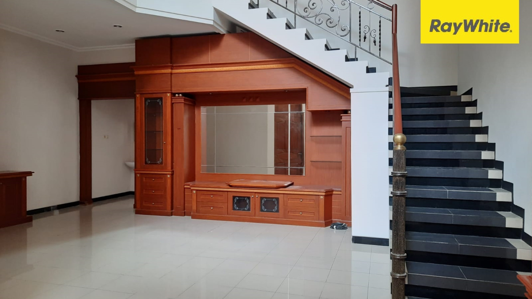 Dijual Rumah 2 lantai di Graha Family Surabaya