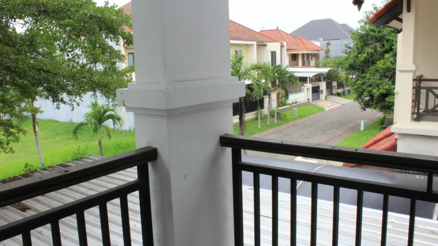 Dijual Rumah Pakuwon City Villa Westwood - Baru RENOV Cantik + FULL FURNISHED, lokasi TerDEPAN dekat PAPAYA, Sekolah CITA HATI