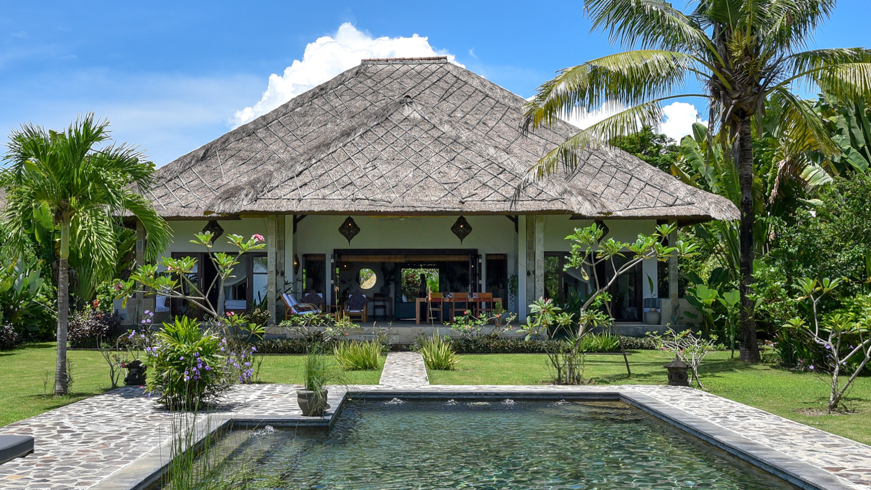 Absolute Beachfront Villa in Umeanyar. Motivated Seller!