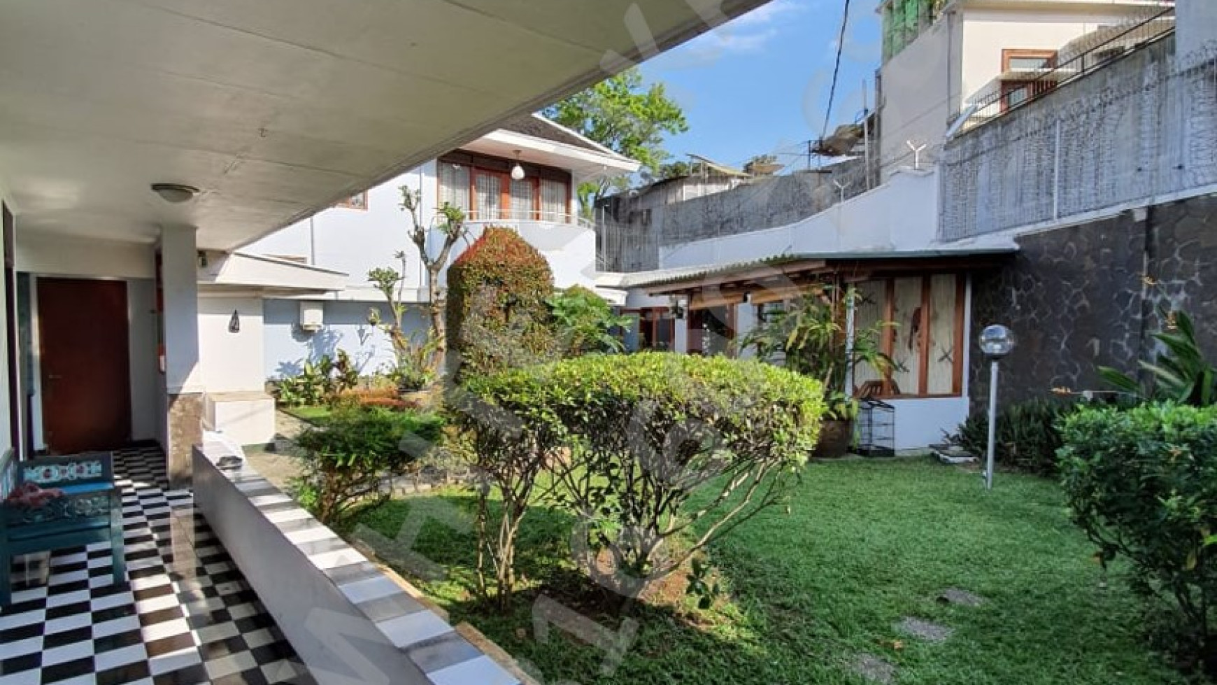 Dijual Rumah Lux di Mainroad Dipati Ukur