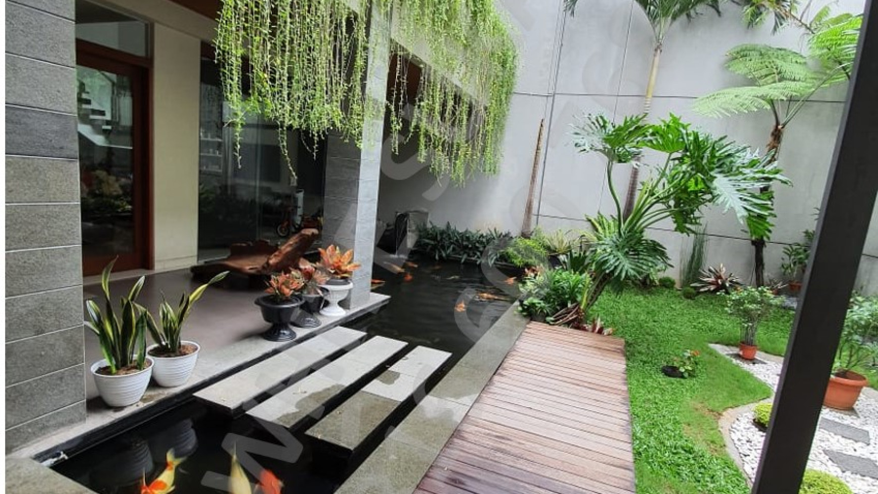 Dijual Rumah Full Furnished di Sayap Burangrang