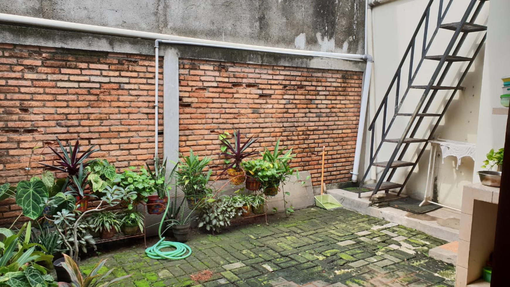 Rumah Bangunan 10 tahun,Bagus,siap huni di Cinere.