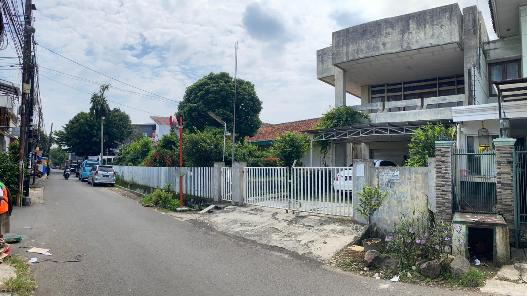 Rumah Tua Lokasi Strategis dengan Halaman Luas @Jl H. Naimun, Pondok Pinang