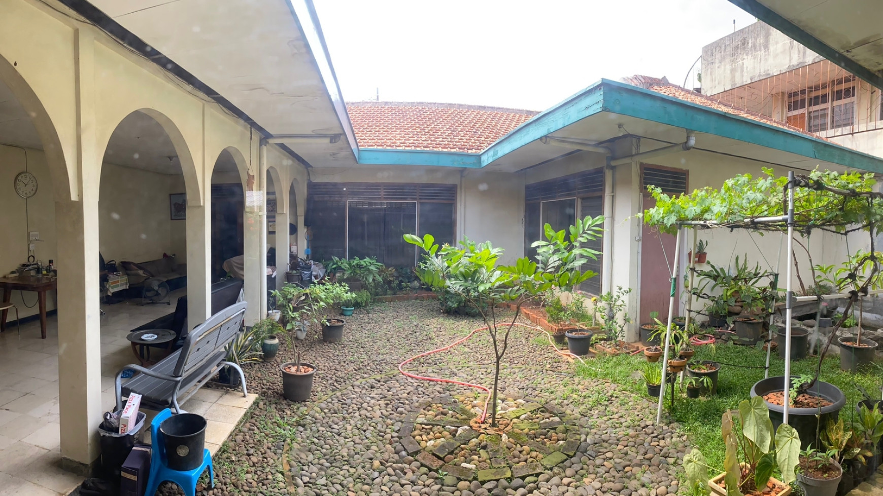 Rumah Tua Lokasi Strategis dengan Halaman Luas @Jl H. Naimun, Pondok Pinang