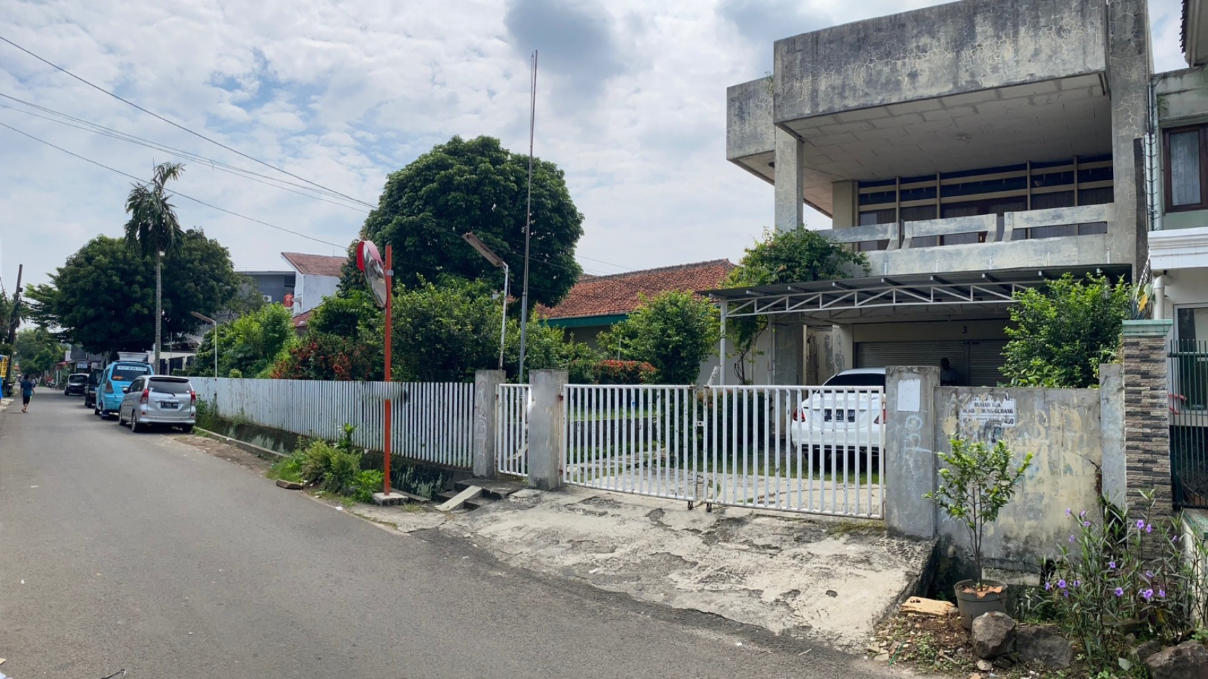 Rumah Tua Lokasi Strategis dengan Halaman Luas @Jl H. Naimun, Pondok Pinang