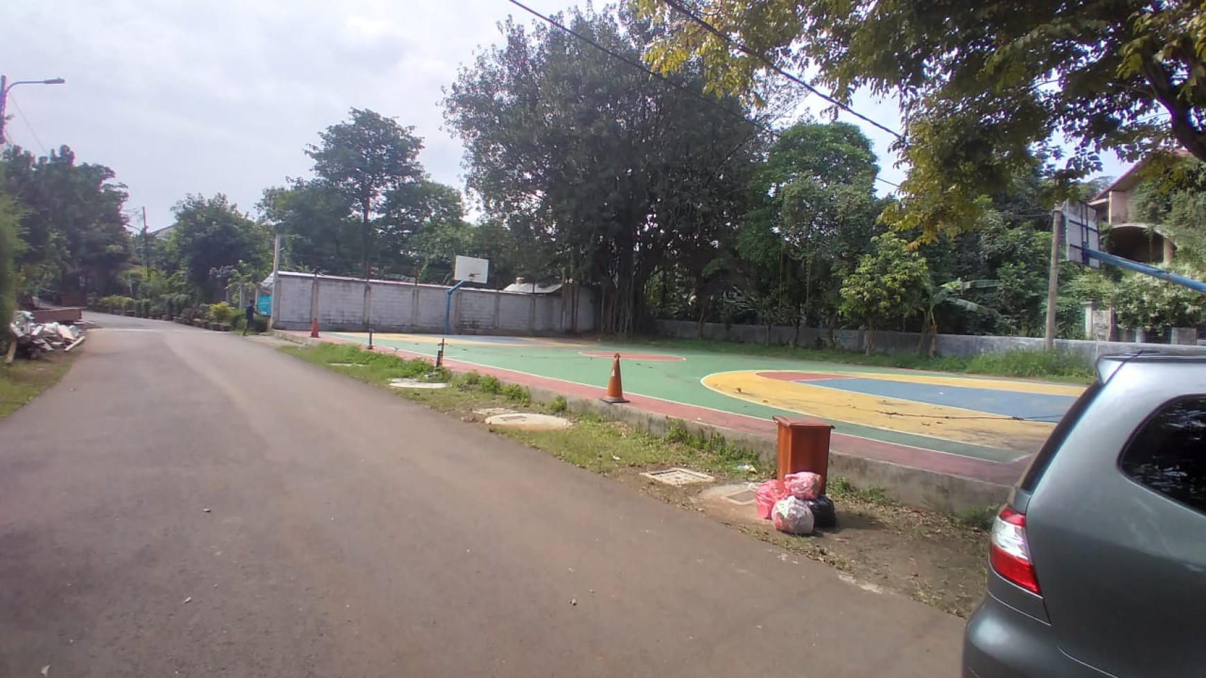 Rumah Strategis, Hunian Nyaman dan Depan Lapangan Basket @Bumi Pesanggrahan Mas