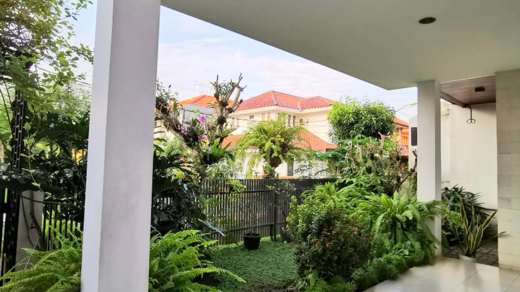 Rumah Modern Tropical luas 230m harga  5,9M di Kawasan Sektor 9 Bintaro Jaya