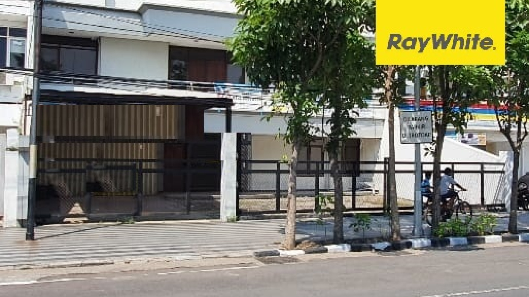 Disewakan Rumah 2 lantai di Jalan Raya Dharmahusada Surabaya