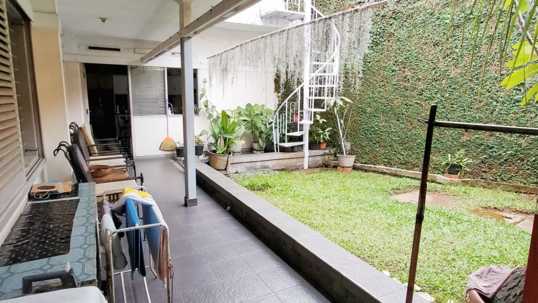 Rumah Asri Semi Furnished di jl Sekar Manis, Bandung Kota