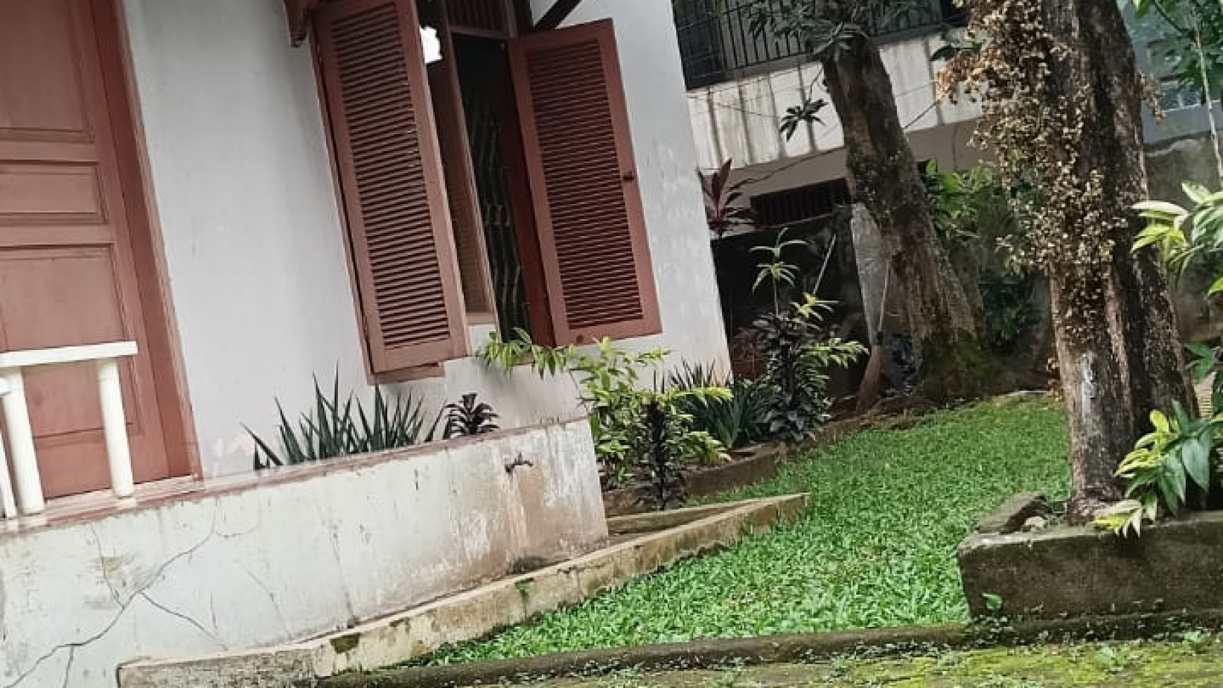 Rumah Strategis dengan Halaman Luas @Jl Cempaka, Rempoa