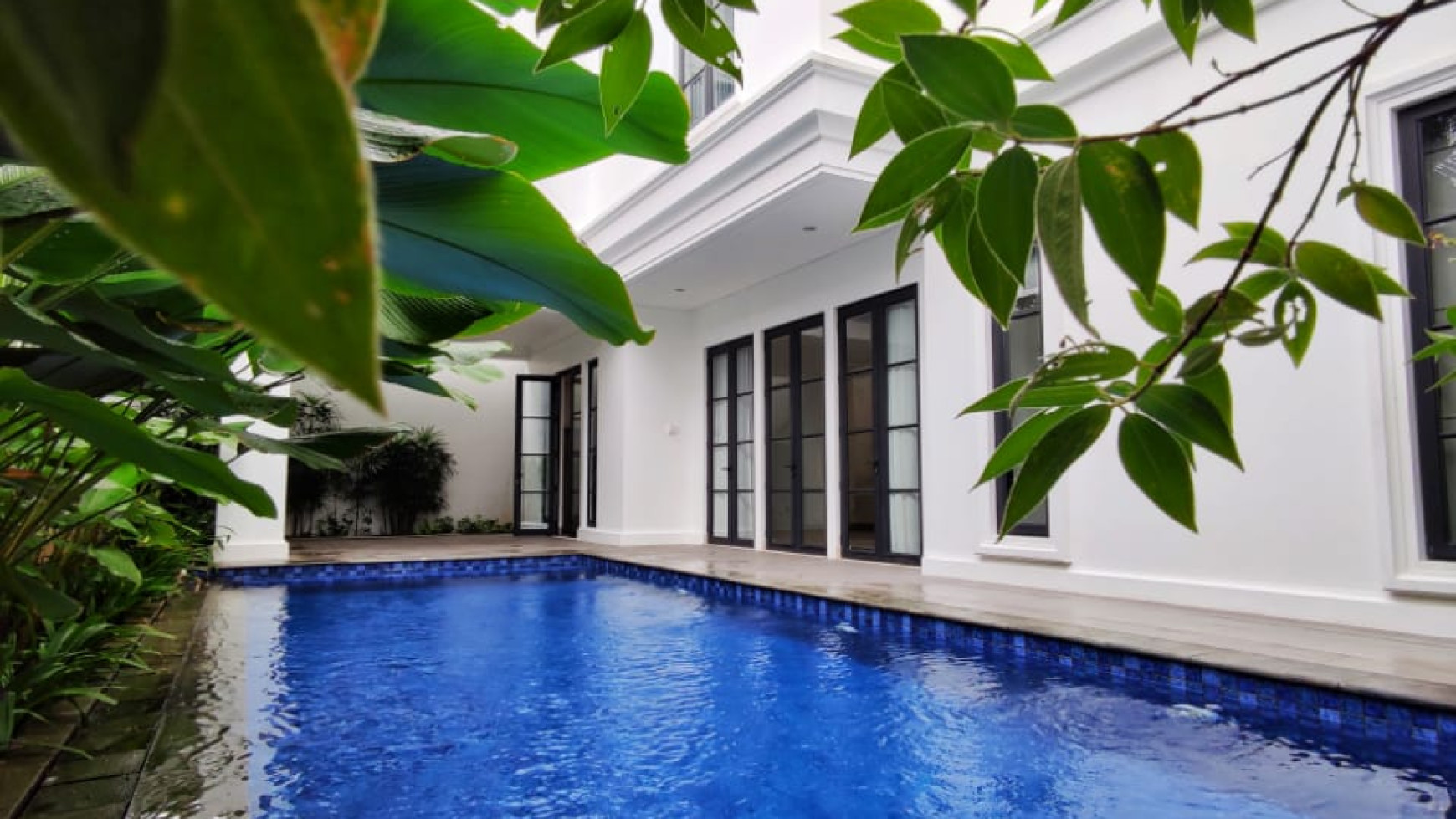 Luxurious townhouse for expatriats with private pool at Fatmawati