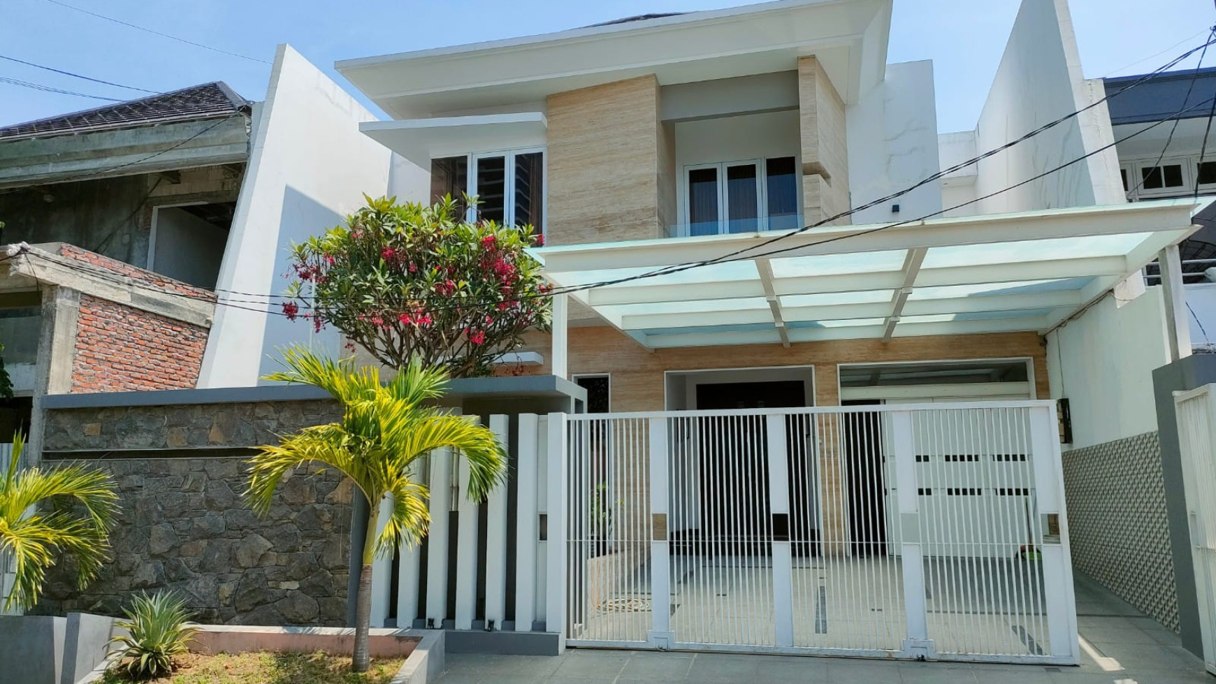 DJUAL RUMAH GRESS MEWAH MINIMALIS MODERN SIAP HUNI DI DHARMAHUSADA SURABAYA TIMUR