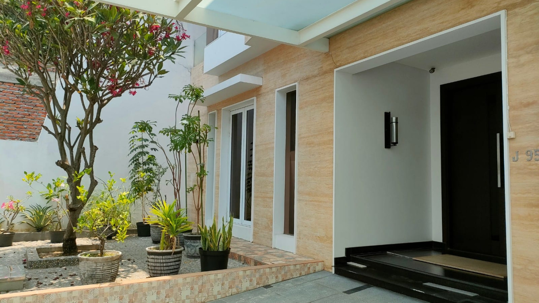 DJUAL RUMAH GRESS MEWAH MINIMALIS MODERN SIAP HUNI DI DHARMAHUSADA SURABAYA TIMUR