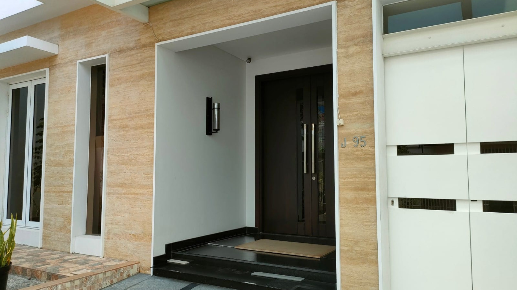 DJUAL RUMAH GRESS MEWAH MINIMALIS MODERN SIAP HUNI DI DHARMAHUSADA SURABAYA TIMUR