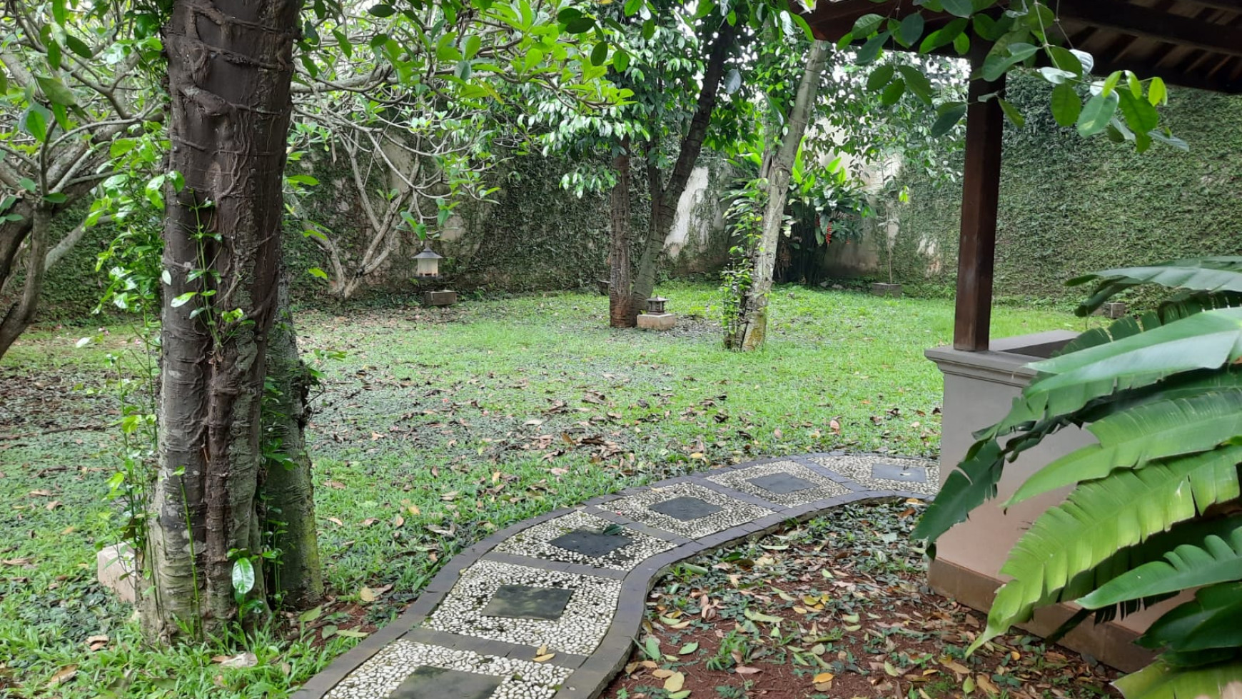 Rumah Siap Huni Asri dengan Halaman Luas @Jl Menjangan Raya, Ciputat