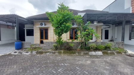 RUMAH  MINIMALIS+FURNITURE, DI PERUMAHAN ROYAL MAGUWO, SLEMAN