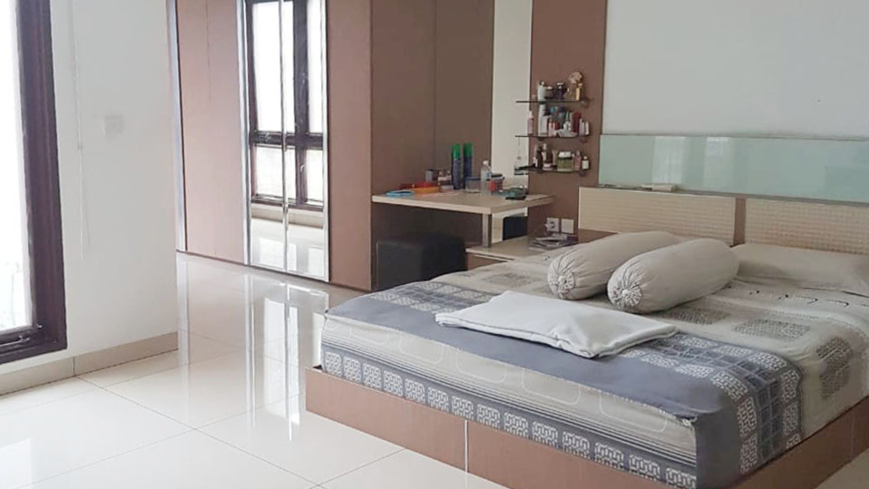 Rumah Asri Semi Furnished di Komp Setra Duta, Bandung