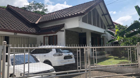 Rumah Asri Semi Furnished di jl Kiputih, Ciumbuleuit