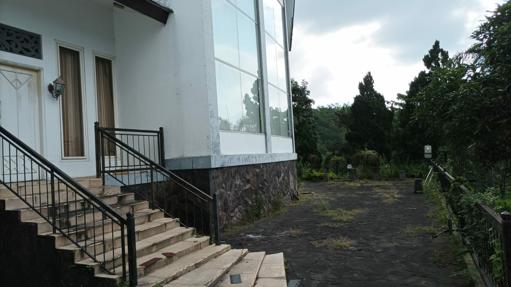 Dijual Villa Trawas Mojokerto - Luas 3108 m2 plus SEMI Furnished Modern Mewah - Taman Asri Siap Huni