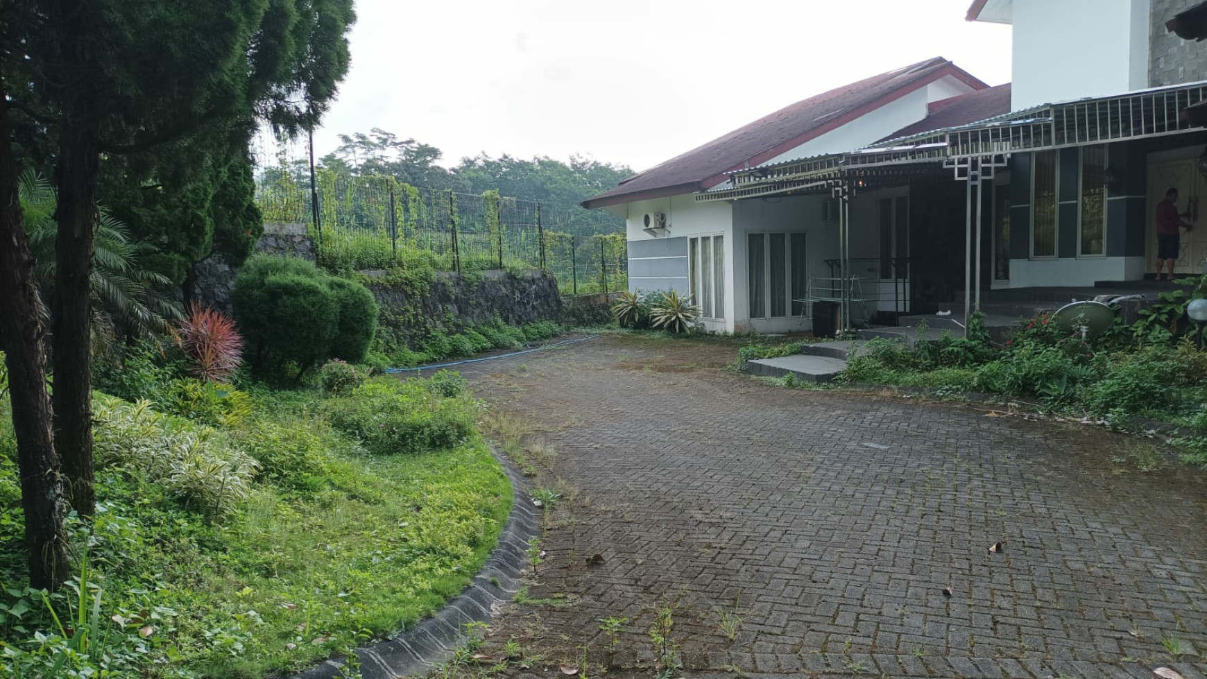 Dijual Villa Trawas Mojokerto - Luas 3108 m2 plus SEMI Furnished Modern Mewah - Taman Asri Siap Huni