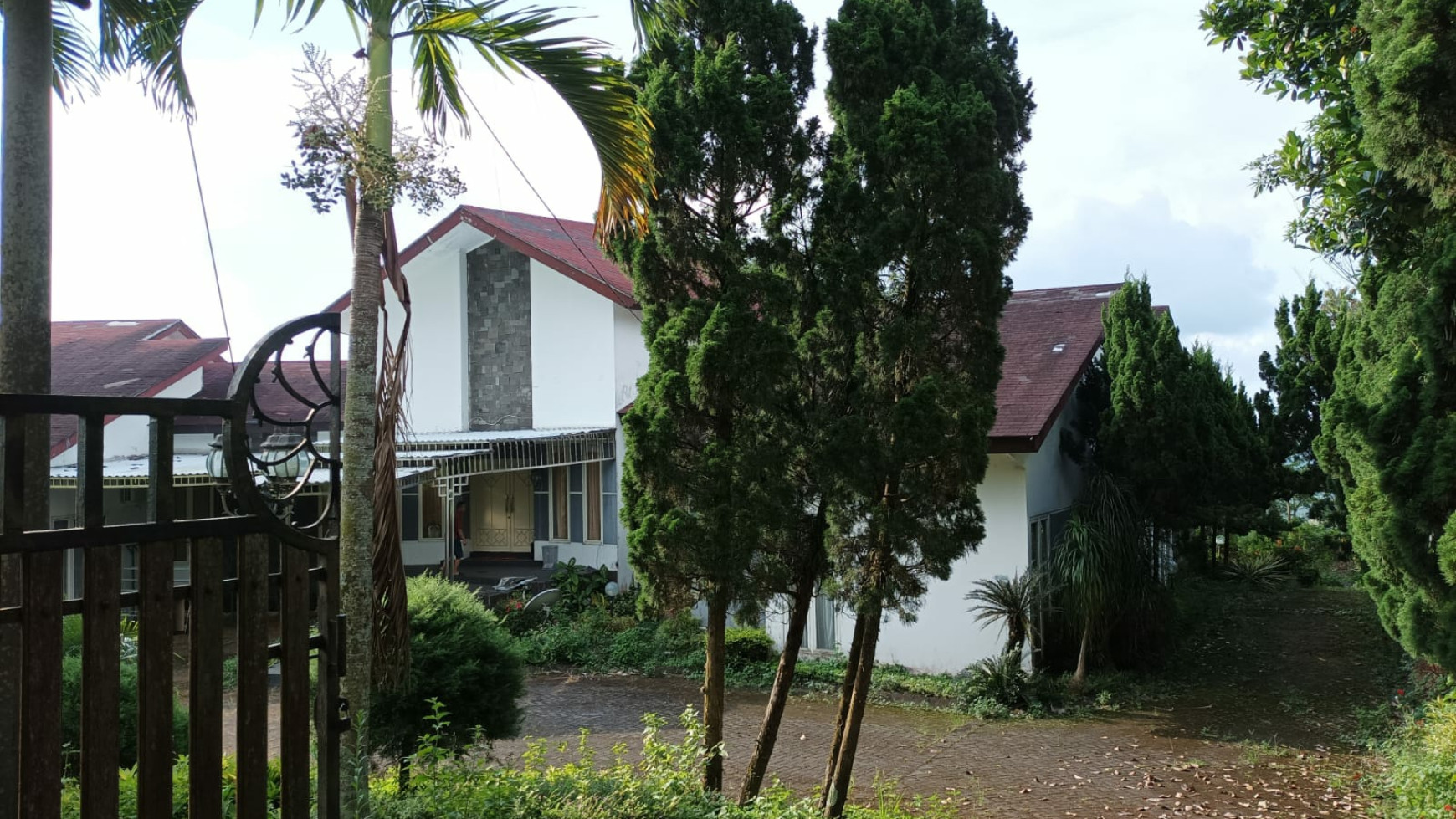 Dijual Villa Trawas Mojokerto - Luas 3108 m2 plus SEMI Furnished Modern Mewah - Taman Asri Siap Huni