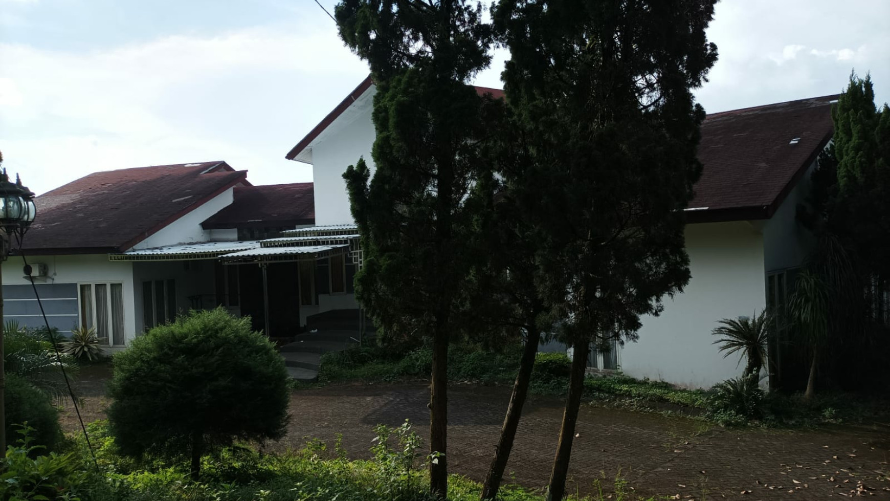 Dijual Villa Trawas Mojokerto - Luas 3108 m2 plus SEMI Furnished Modern Mewah - Taman Asri Siap Huni