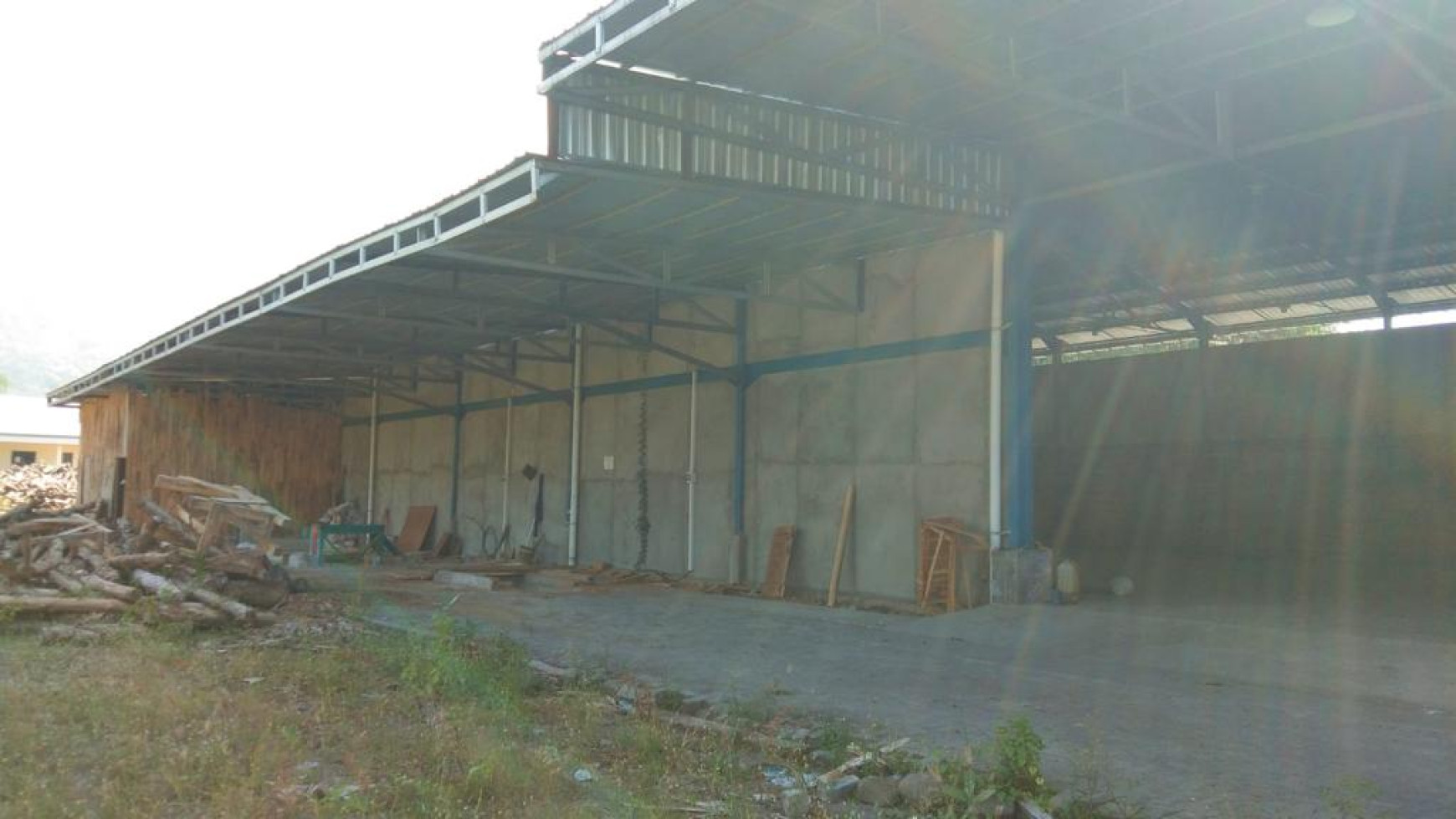 Dijual Pabrik Ngoro Mojokerto Jatim - Luas 8000 m2 -Usaha Pemotongan Kayu plus Gudang dan  Kantor 