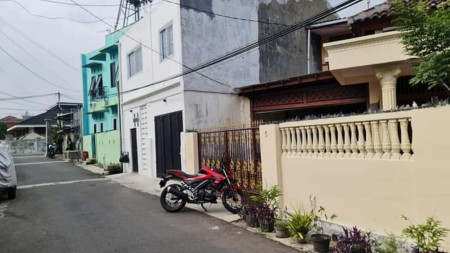 Rumah Batu Zambrut, Kayu Putih Pulo Gadung Luas 265m2