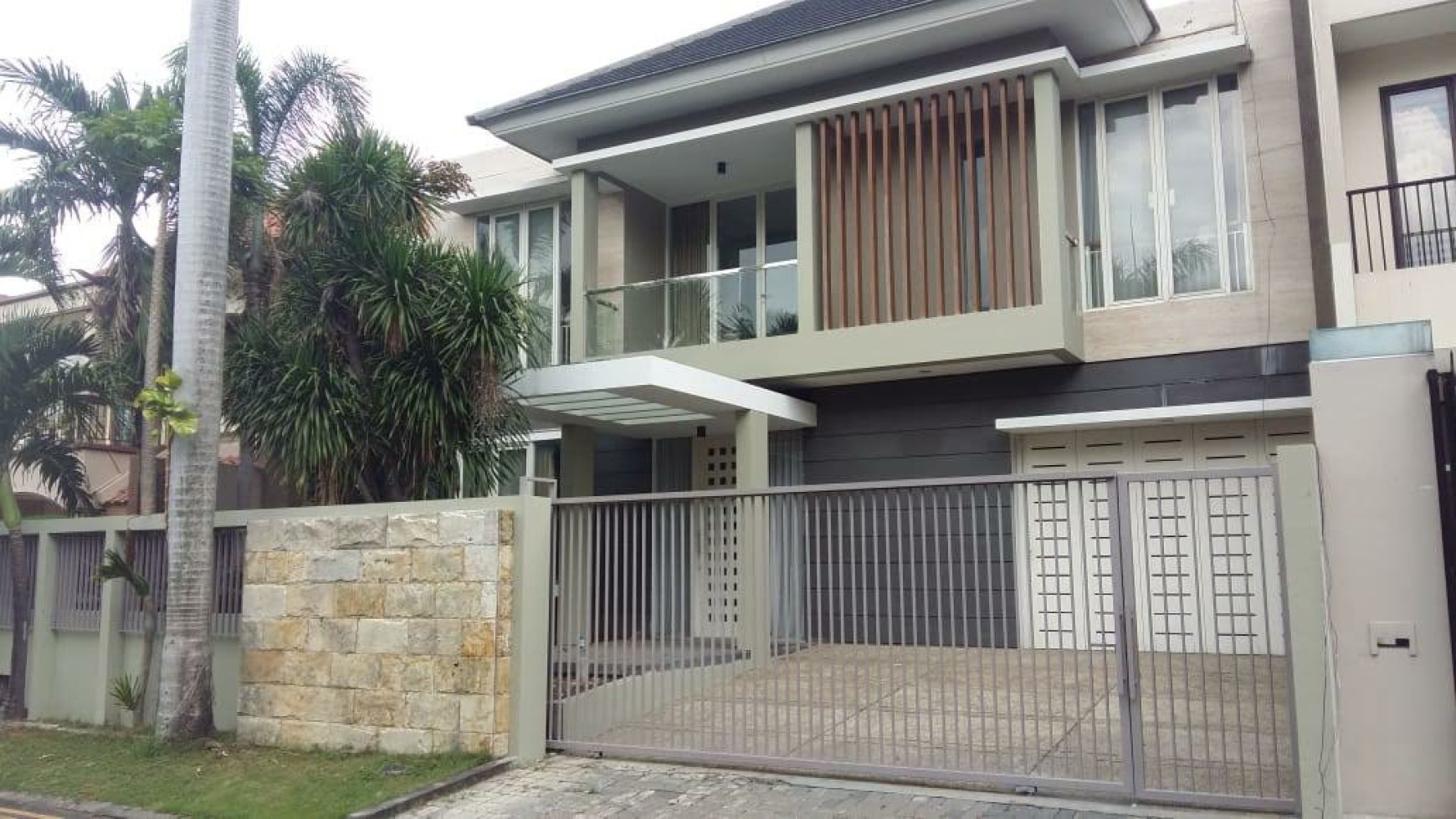 Dijual Rumah Taman Gapura Citraland GWALK Surabaya- Jalan KEMBAR Komersial Area - Main Road - SHM